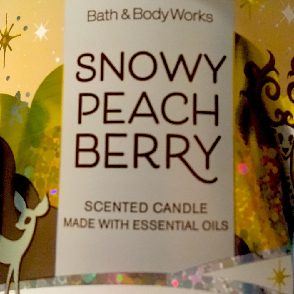 Bath& BodyWorks Snowy Peach Berry candle